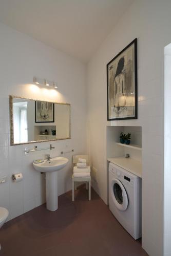 a bathroom with a sink and a washing machine at Il Cortile di San Rufino in Assisi