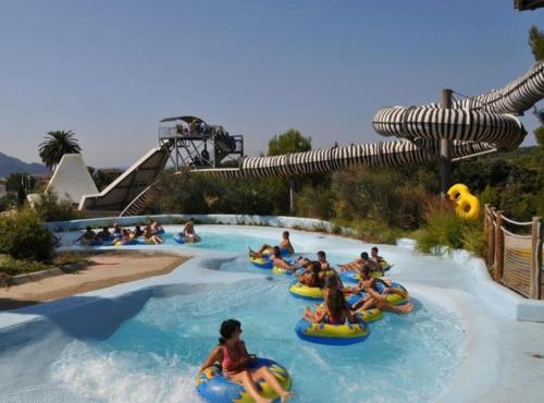 Appartement Les Lavandes, T2 avec terrasse في ليه ليكيه: مجموعة من الناس يركبون الأنابيب في الحديقة المائية