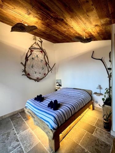 une chambre avec un lit dans une pièce dans l'établissement Cabawai, à Mauguio