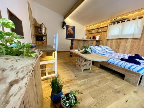 une chambre avec deux lits et une table dans l'établissement Cabawai, à Mauguio