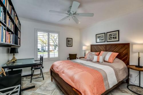 ein Schlafzimmer mit einem Bett und einem Schreibtisch in der Unterkunft The Miramonte Bungalow in Palm Springs