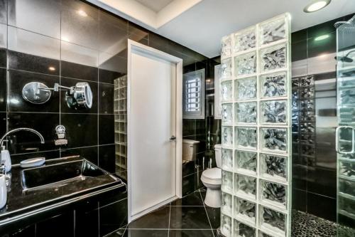 ein Badezimmer mit Waschbecken, Toilette und Dusche in der Unterkunft The Miramonte Bungalow in Palm Springs