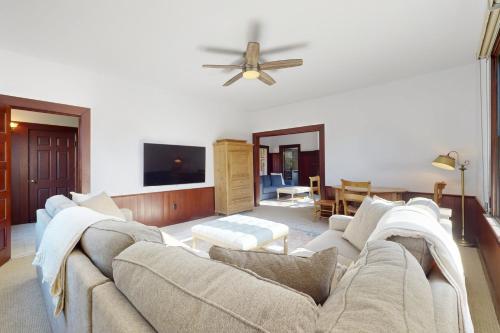 TV a/nebo společenská místnost v ubytování Big River Lodge