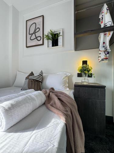 Ένα ή περισσότερα κρεβάτια σε δωμάτιο στο 545 Residences - Extended stay property-- Min 6 nights