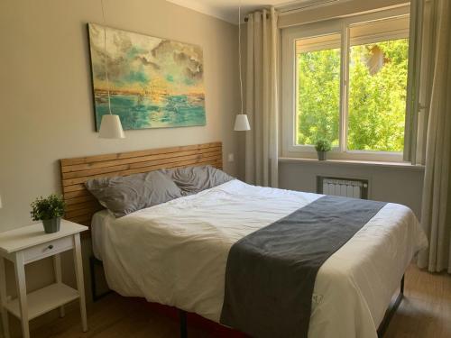 une chambre avec un lit et deux fenêtres dans l'établissement Villa Provence Azur - Grand appartement avec piscine proche Méditerranée, à La Seyne-sur-Mer