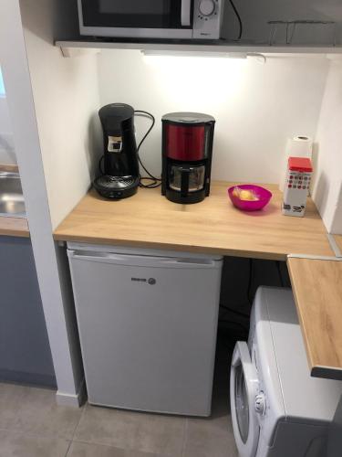 une cafetière posée sur un comptoir dans une cuisine dans l'établissement Quiet and charming studio, à Floirac