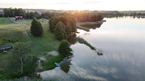 an aerial view of a lake with trees and a house at Dom nad Buwełnem in Marcinowa Wola