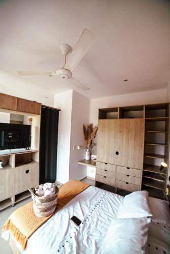 a bedroom with a bed and a ceiling fan at Apartamento Terrazas Tayrona in Gaira
