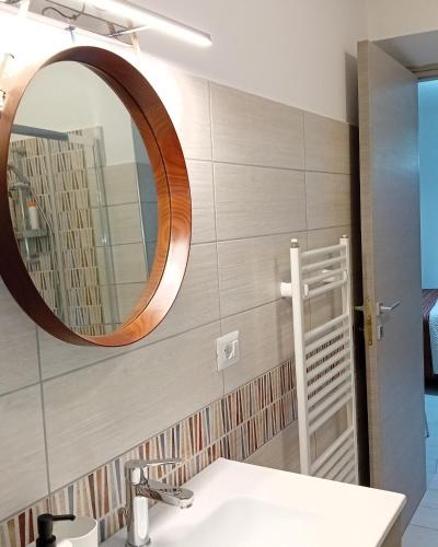 un baño con lavabo y espejo en B&B Sotto il Figliolo, en Petina