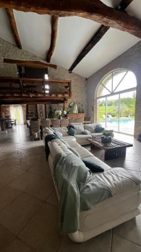 - un salon avec un ensemble de lits dans l'établissement Domaine de Lorette, à Fossés-et-Baleyssac