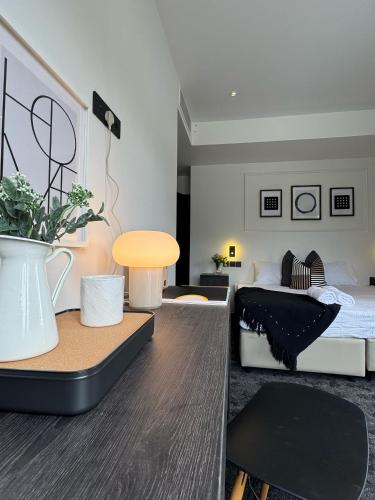 Ένα ή περισσότερα κρεβάτια σε δωμάτιο στο 545 Residences - Extended stay property-- Min 6 nights