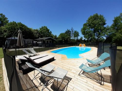Bazén v ubytování Paradis Normand cottage Piscine privée & chauffée nebo v jeho okolí