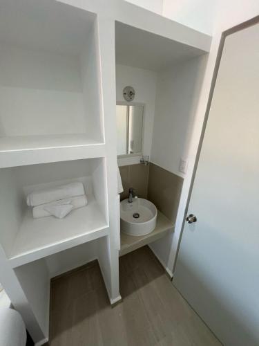 une salle de bain blanche avec un lavabo et des toilettes dans l'établissement Antonios Miramar Hotel, à Ciudad Madero