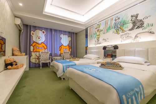 Letto o letti in una camera di Mount Emei Teddy Bear Hotel玩具熊酒店