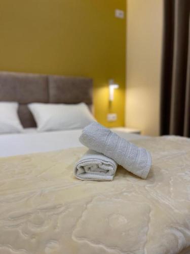 a rolled up towel on top of a bed at Horizonte Blu in Shkalle Stenojt