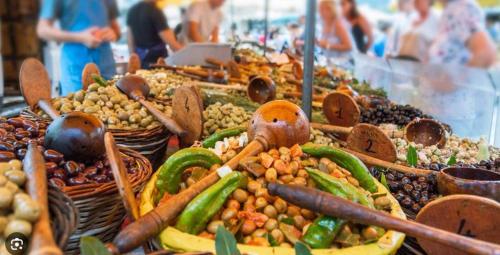 une présentation de différents types de fruits et légumes dans l'établissement Studio Toulon proche Opéra et Gare, à Toulon