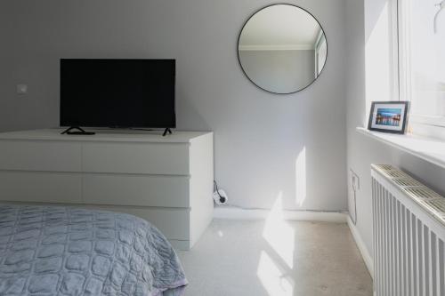 Et tv og/eller underholdning på Stylish Two bedroom flat near town centre