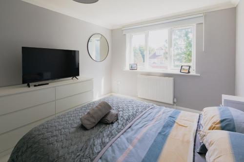 En eller flere senge i et værelse på Stylish Two bedroom flat near town centre