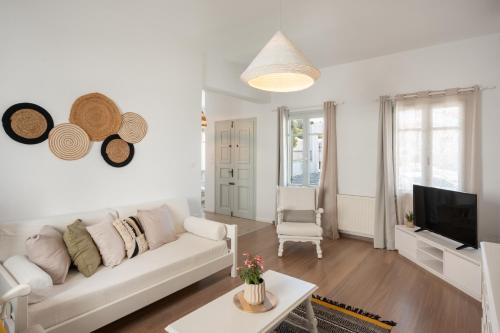 Naousa - 2BR House in the Heart of Town - Citrine