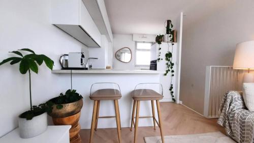 une petite cuisine avec deux tabourets dans un petit appartement dans l'établissement Résidence Les Océanes - maeva Home - Studio duplex vue mer 4 personnes - Confort MAE-9231, à Pornichet