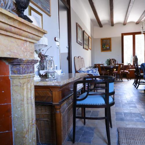a dining room with a table and chairs at Castell Granadella in L'Ampolla