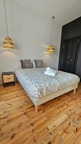 Ce lit se trouve dans un dortoir doté de parquet. dans l'établissement Le Vercingétorix 2 #Confort, à Aubière