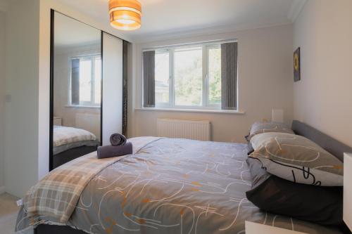 Postel nebo postele na pokoji v ubytování Central and peaceful two bedroom flat in town