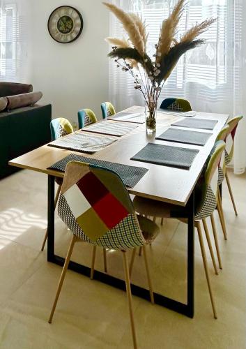 a dining room table with chairs and a dining at Villa moderne adapté aux PMR in Carpentras