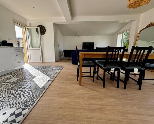 une salle à manger avec une table et des chaises dans l'établissement Maison 3 chambres rénovée avec jardin et grand parking, à Ambarès-et-Lagrave