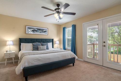 une chambre avec un lit et un ventilateur de plafond dans l'établissement Modern DT Home-King size Bed-Patios-Long Stays-WiFi, à Orlando