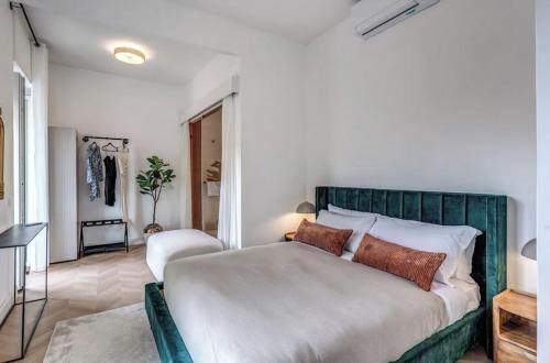 une chambre avec un grand lit avec une tête de lit verte dans l'établissement situé au centreCheckProfile, à Paris