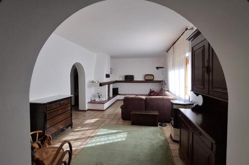 an archway in a living room with a couch at Il giardino di Anna in Palestrina