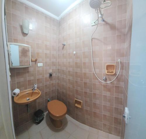 Et badeværelse på Ap Luz do Sol 200m Praia Enseada, FEIRINHA, aquário, 3 QUARTOS, garagem, WI-FI