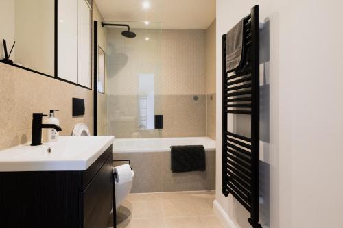 Koupelna v ubytování Central and peaceful two bedroom flat in town