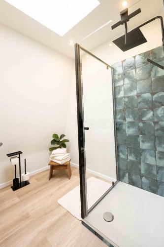 a glass shower in a bathroom with a ceiling fan at Apartment Mayer in Wachenheim an der Weinstraße in Wachenheim an der Weinstraße