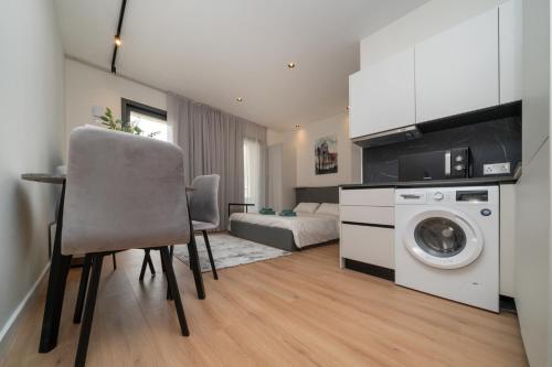Η κουζίνα ή μικρή κουζίνα στο Luxury Studio in the Heart of Limassol