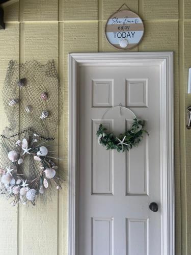 een deur met een kerstkrans ernaast bij Walker Resort in Fayetteville