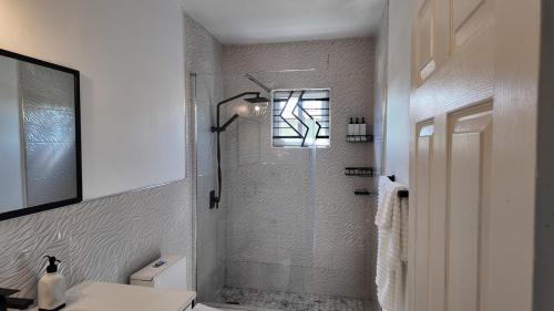 Ένα μπάνιο στο The Residence at Seville Gated FullyAC Washer Dryer