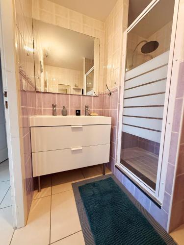 une salle de bain avec un lavabo et un miroir dans l'établissement L'Échappée Viennoise, à Vienne