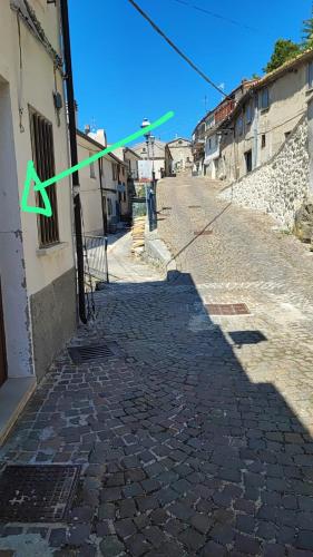 an alley with a green arrow on the side of a building at Mazzmarill in Pizzoferrato