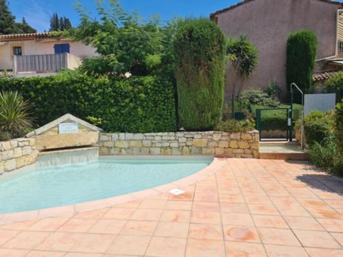 - une piscine dans une cour dotée d'un mur en pierre dans l'établissement Maison de Provence entre mer et montagnes, à Auribeau-sur-Siagne