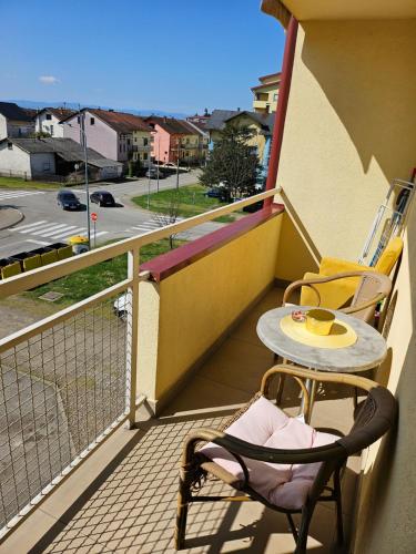 Un balcón o terraza en Apartman Dona