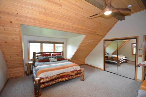 En eller flere senge i et værelse på Deer Lodge #1 Lake Front