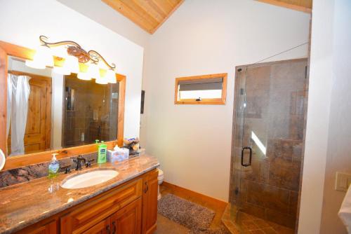 Et badeværelse på Deer Lodge #1 Lake Front