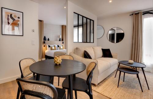 un salon avec un canapé et une table dans l'établissement Les Appartements de Collioure, à Collioure