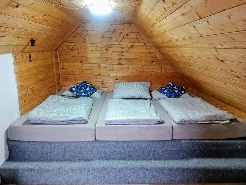 ein Zimmer mit zwei Betten in einer Holzhütte in der Unterkunft Casa din Săcădat-Szakadáti Vendégház in Sovata