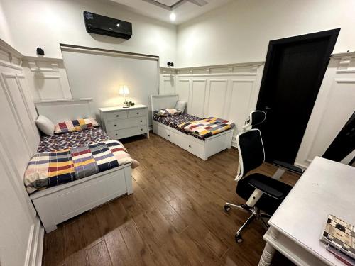 Ruang duduk di Luxury furnished villa in gated community