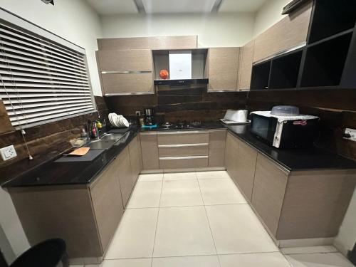 Dapur atau dapur kecil di Luxury furnished villa in gated community