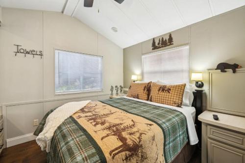 Un dormitorio con una cama grande en una habitación. en 749 Townsend, en Townsend