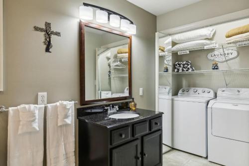 Un baño con lavabo, lavadora y secadora. en 749 Townsend, en Townsend